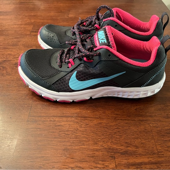 Nike running shoes - Picture 1 of 3